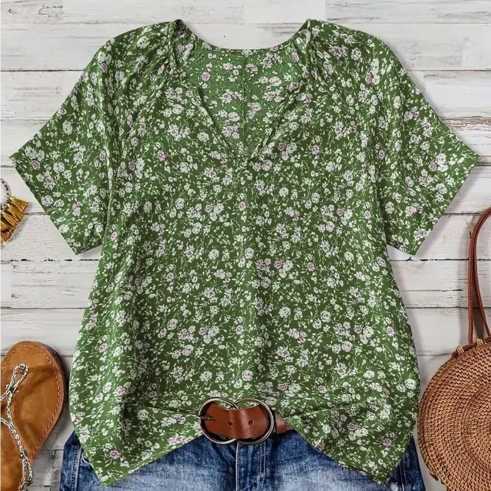 🍃Floral Green V-Neck Top Perfect for Spring